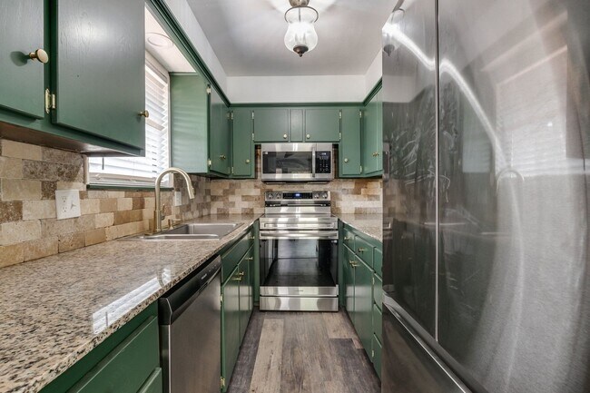 Building Photo - 4106 Mason Dr