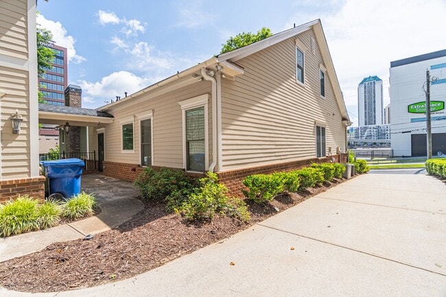 Building Photo - Stunning 4-bedroom, 3.5-bathroom home loca...