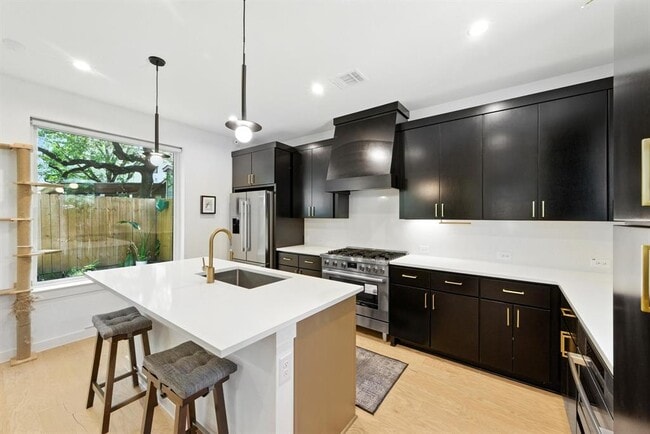 Building Photo - 4614 Englewood Dr
