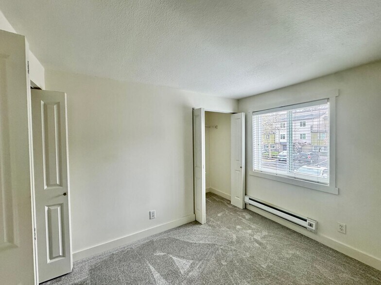 Building Photo - Redmond Townhouse