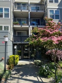 Building Photo - Contemporary Queen Anne Studio in Phenomenal Location!!!