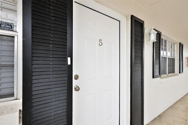 Building Photo - 420 S Palmetto St