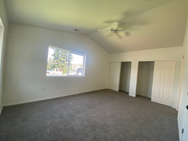 Building Photo - Large 3 bedroom, 2.5 bath duplex-just upda...