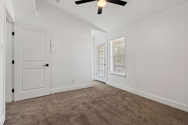Building Photo - River Crossing Townhome - 2Bd-2.5BA - Redone to the Nines -  W/D - Resort Pool