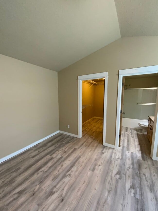 Building Photo - Holiday Move-in Special! Modern 2B, 2Ba Condo in Exclusive Gated Community!