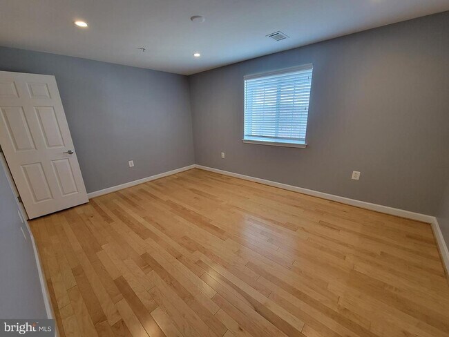 Building Photo - 4151 S Four Mile Run Dr