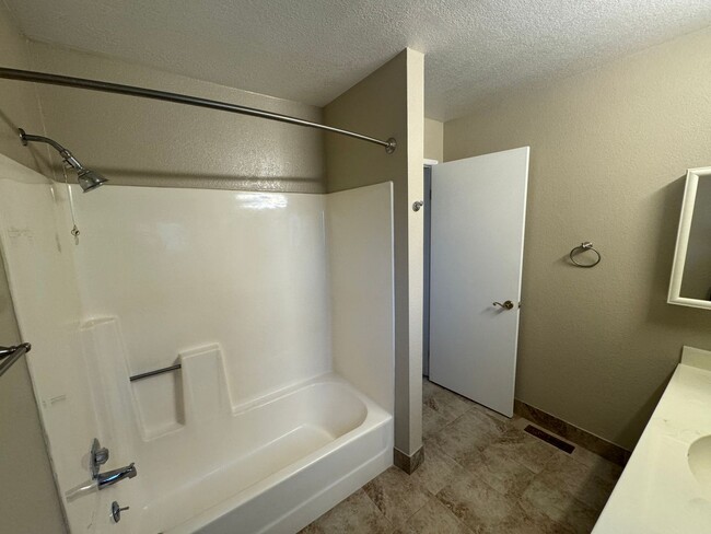 Building Photo - Super Cute 2 Bed 2 Bath Condo in Antioch