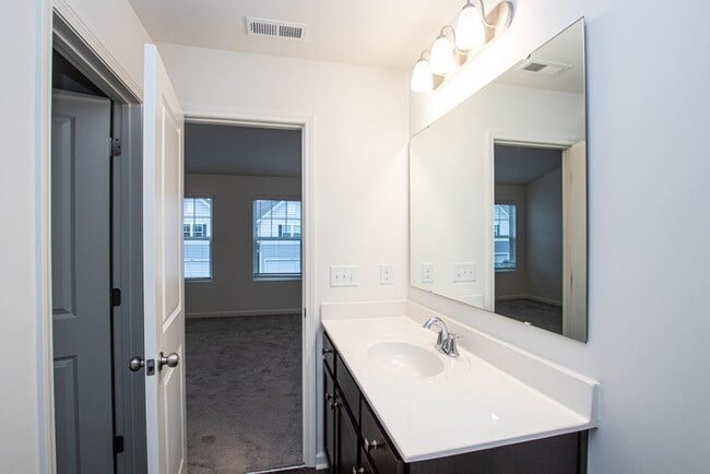 Building Photo - BEAUTIFUL 2 BD Townhome in MIDLAND AVAILABLE DECEMBER 2025