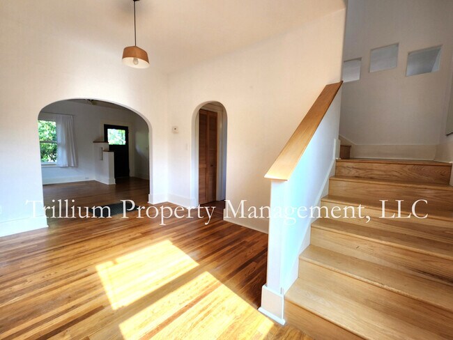 Building Photo - 4542 NE 32nd Pl