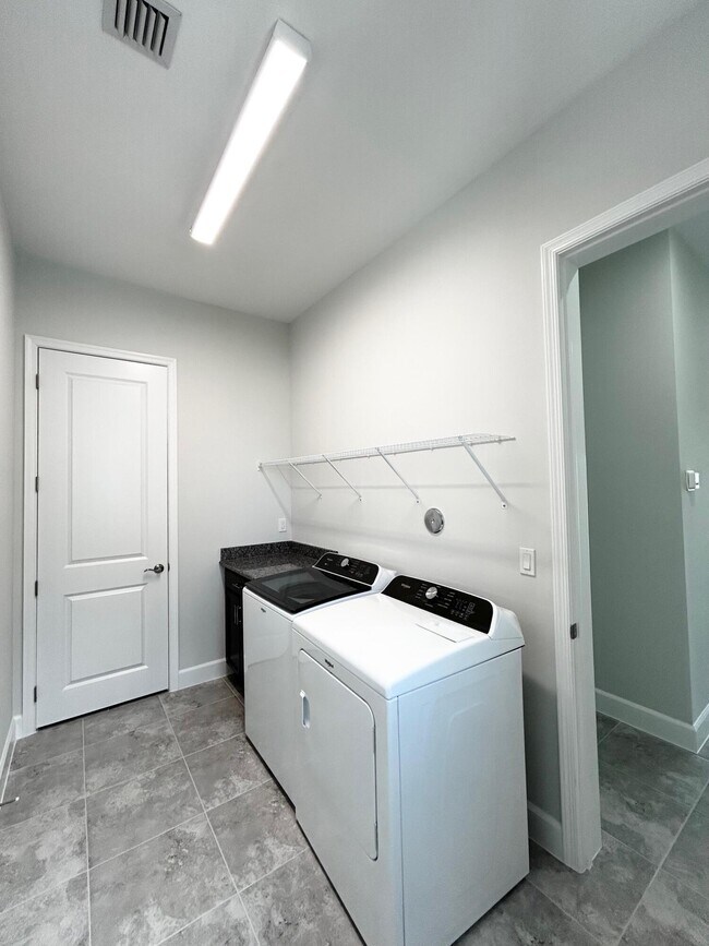 Building Photo - 15192 Wildwood Cir