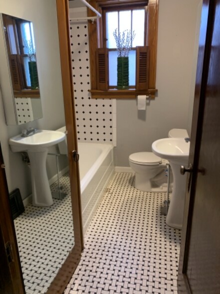 Building Photo - 5538 Walsh St