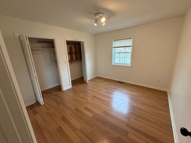 Building Photo - Enjoy Panoramic Holston River Views from T...