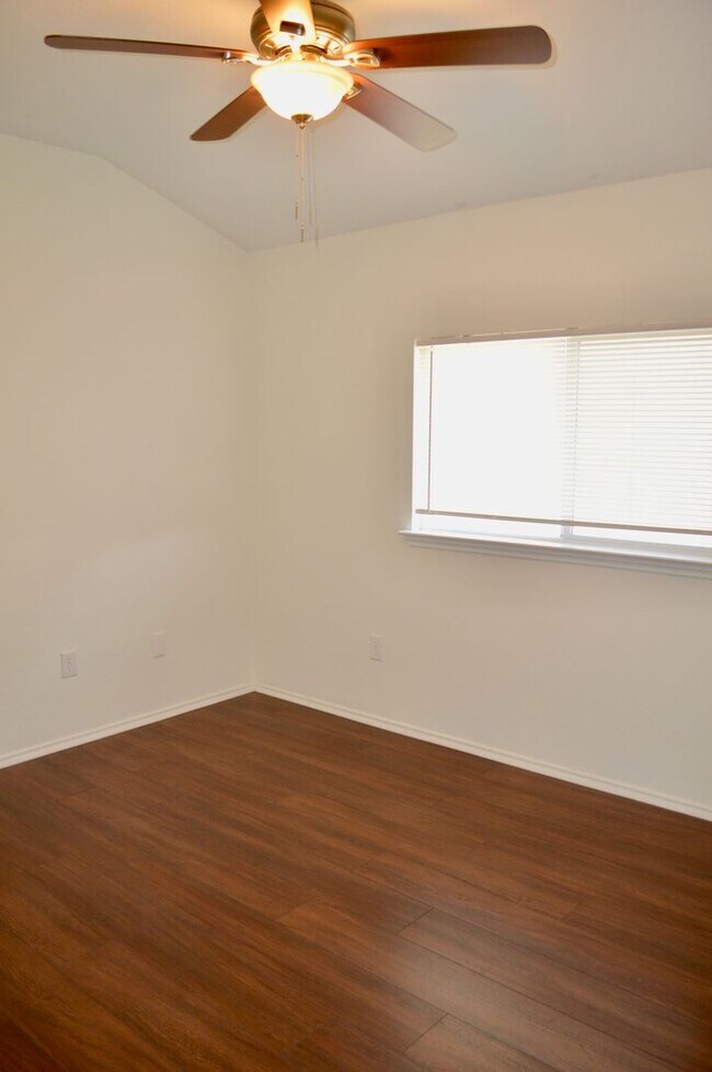 Building Photo - Charming 3 bed 2 bath home in Converse, TX