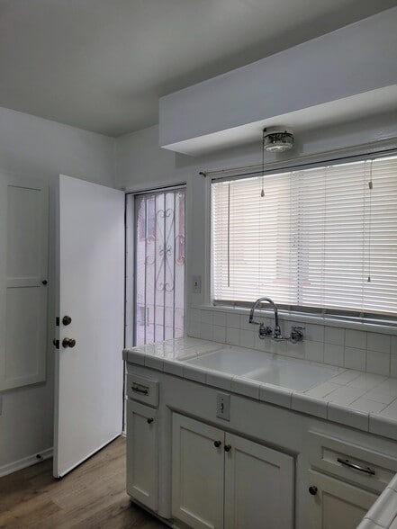 Building Photo - 305 N Palm Ave