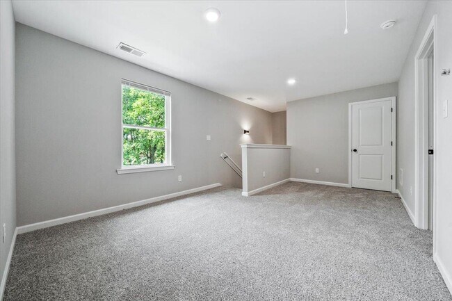Building Photo - 2844 Nathan Ave