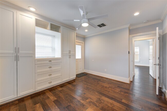 Building Photo - 2401 Eagle St