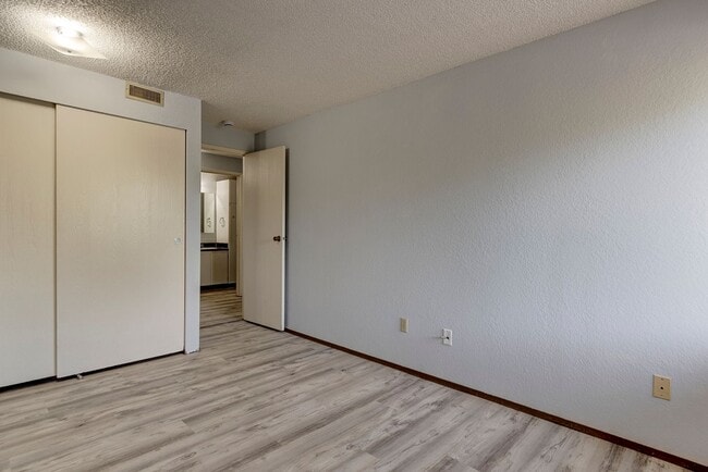 Building Photo - Charming 2-Bedroom Condo with Balcony – Pr...