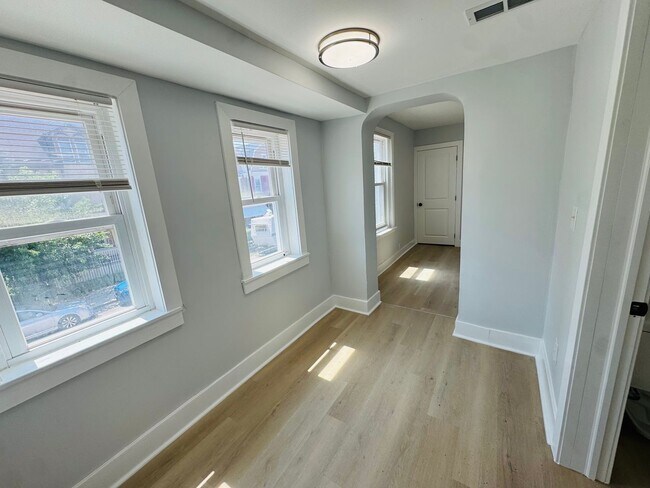 Building Photo - Remodeled 4bd/2 bath Home with Rear yard!!...