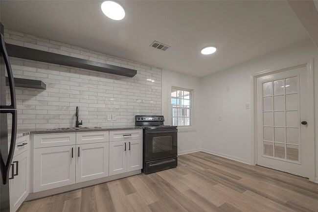 Building Photo - 3320 Hays St