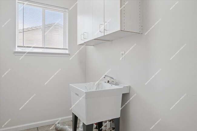 Building Photo - Rare Rental! Beautiful 1900 sq ft 3-bedroo...