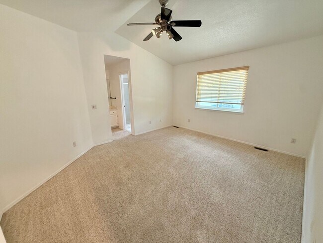 Building Photo - 537 Canyon View Dr