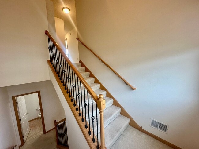 Building Photo - Gorgeous X-Large 4 Bedroom Townhome in Maplewood!