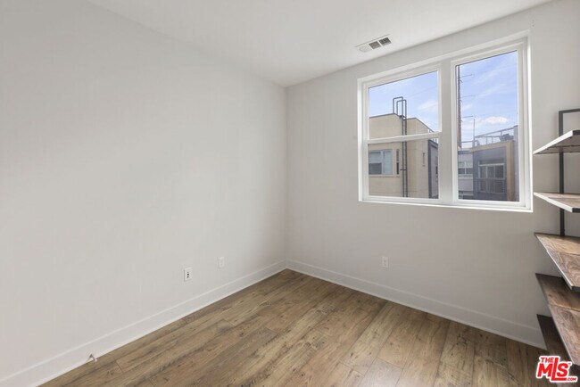 Building Photo - 2753 Waverly Dr