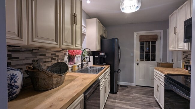 Building Photo - 3182 Latona Dr SW