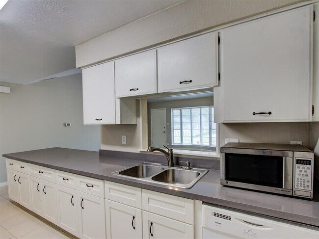 Building Photo - 10815 Montverde Ln
