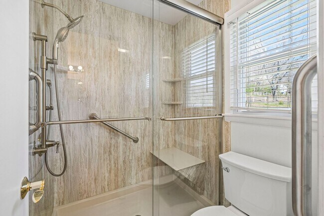 Building Photo - Experience the perfect blend of privacy and open space in this beautifully maintained 3-bedroom, ...