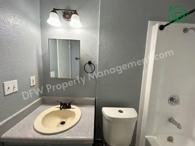 Building Photo - Charming 2-Bedroom Upstairs Apartment in Irving – Convenient Location, Fenced Yard, and More!