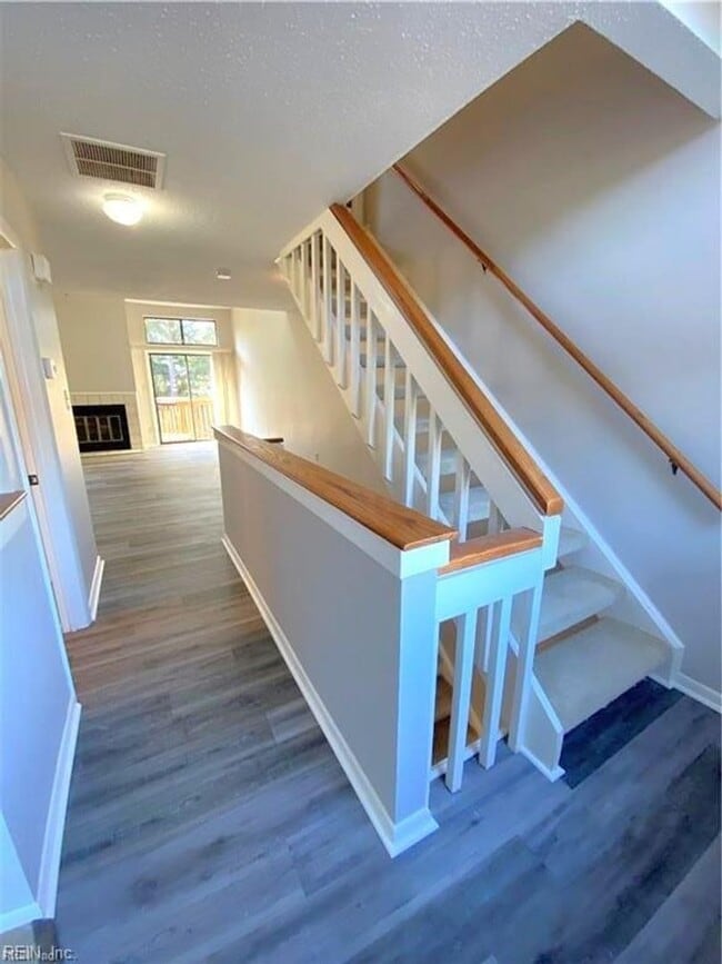 Building Photo - Beach Style Living