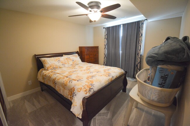 Building Photo - Beautiful, Modern, Updated, 4 Bed 3 Bath A...