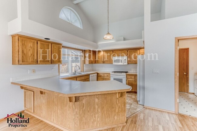 Building Photo - Pet-Friendly Hillsboro Home with Brand New Carpets and Fresh Paint!