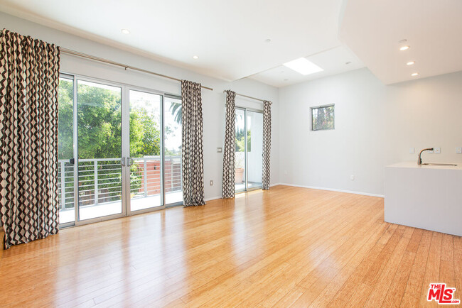 Building Photo - 3907 De Longpre Ave