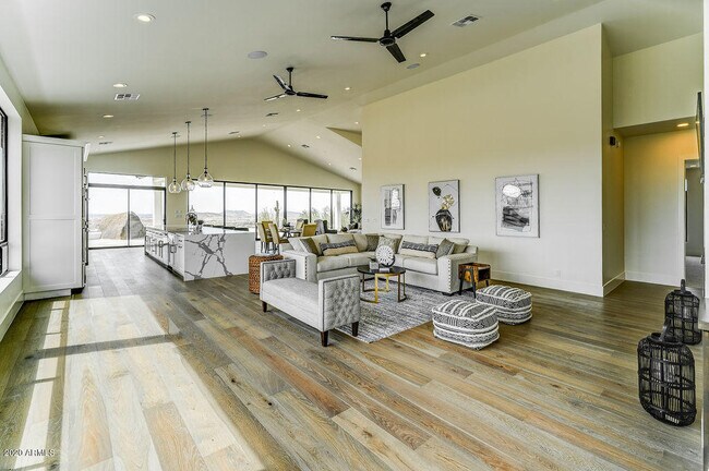 Building Photo - 301 E Jomax Rd