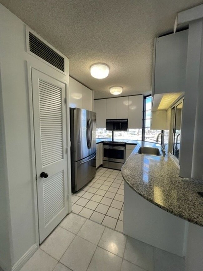 Building Photo - Honolulu Park Place - 2 Bedroom, 2 Bathroo...