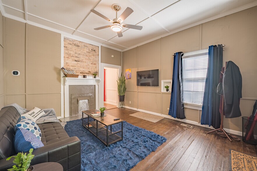 Large Living Room - 607 Gaskill St SE