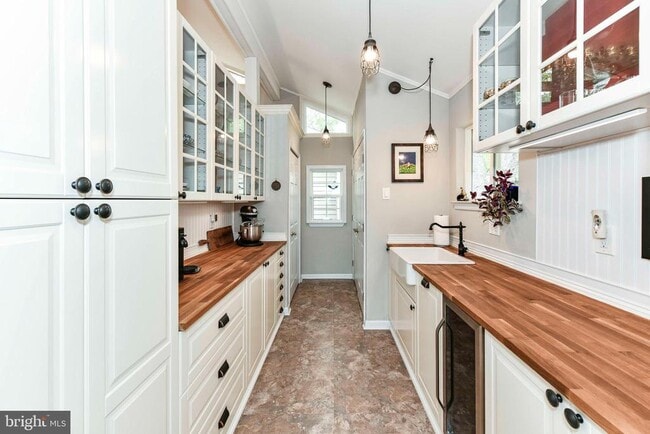 Building Photo - 7635 Bland Dr