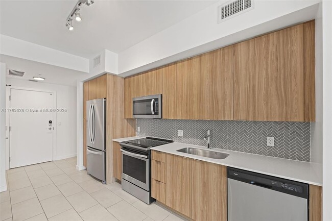 Building Photo - 2150 N Bayshore Dr