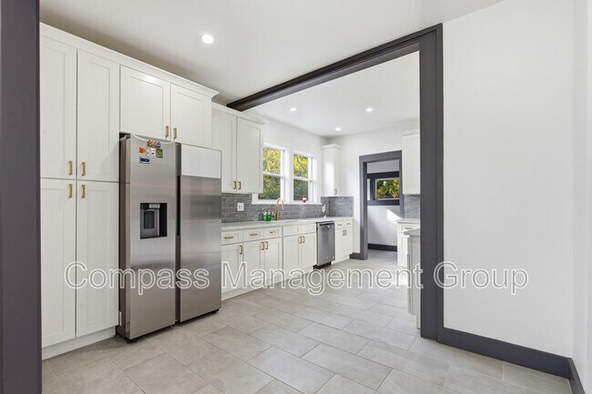 Building Photo - 3227 E 5th Ave