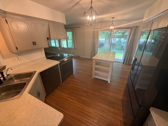 Building Photo - Updated 3BR Home in Prime Wauwatosa Locati...