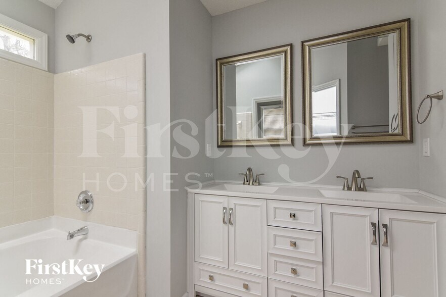 Building Photo - 7402 Claymont Dr