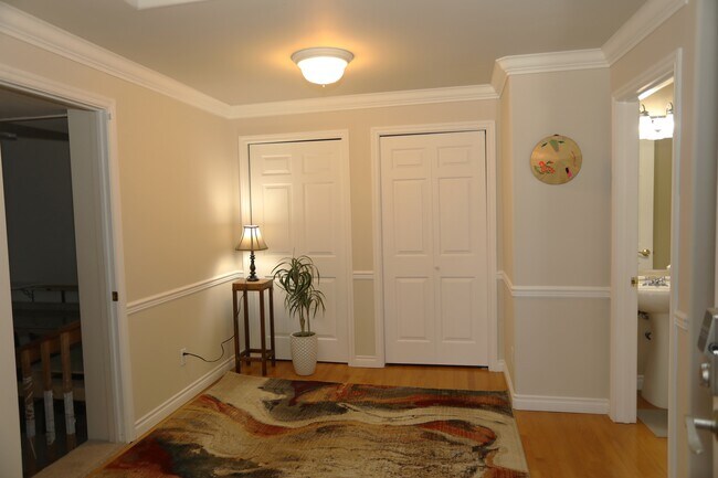 Building Photo - 3059 Bellevue Way NE
