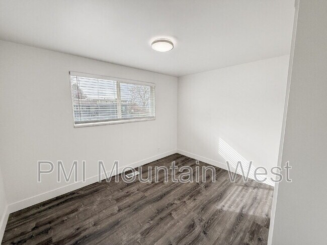 Building Photo - 1011 Claremont Dr