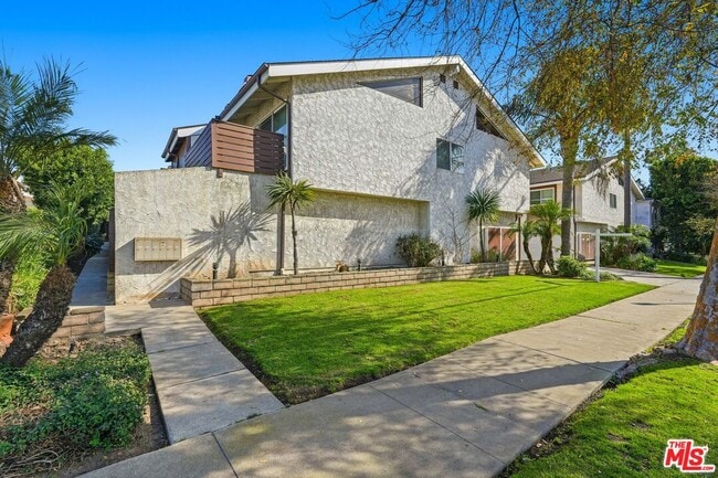 Building Photo - 2406 Aviation Blvd