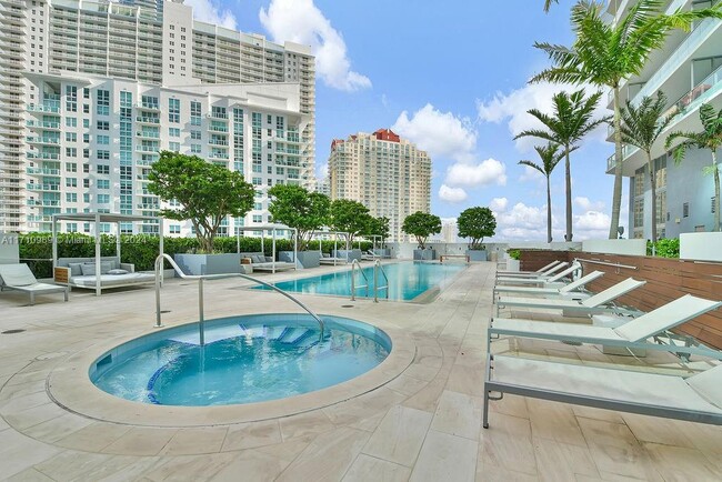 Building Photo - 1300 Brickell Bay Dr