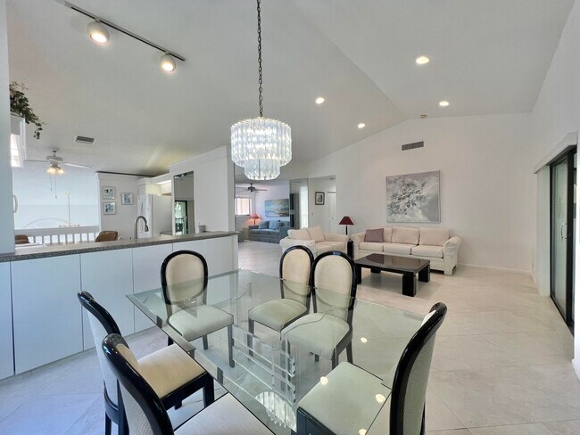 Building Photo - 10756 Bahama Palm Way