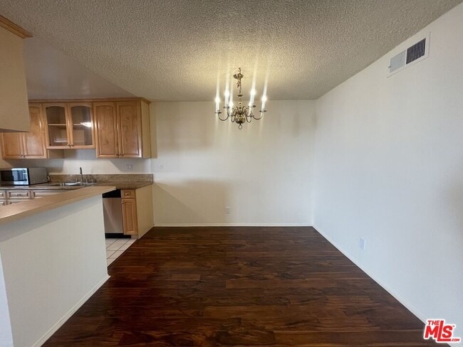 Building Photo - 5330 Zelzah Ave