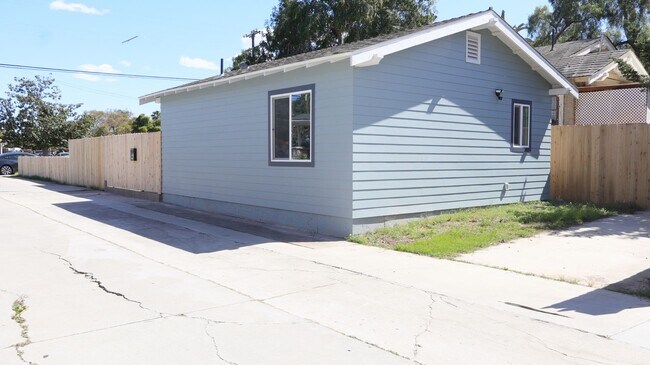 Building Photo - Private 1BR w/ Parking & Patio – Prime Location.